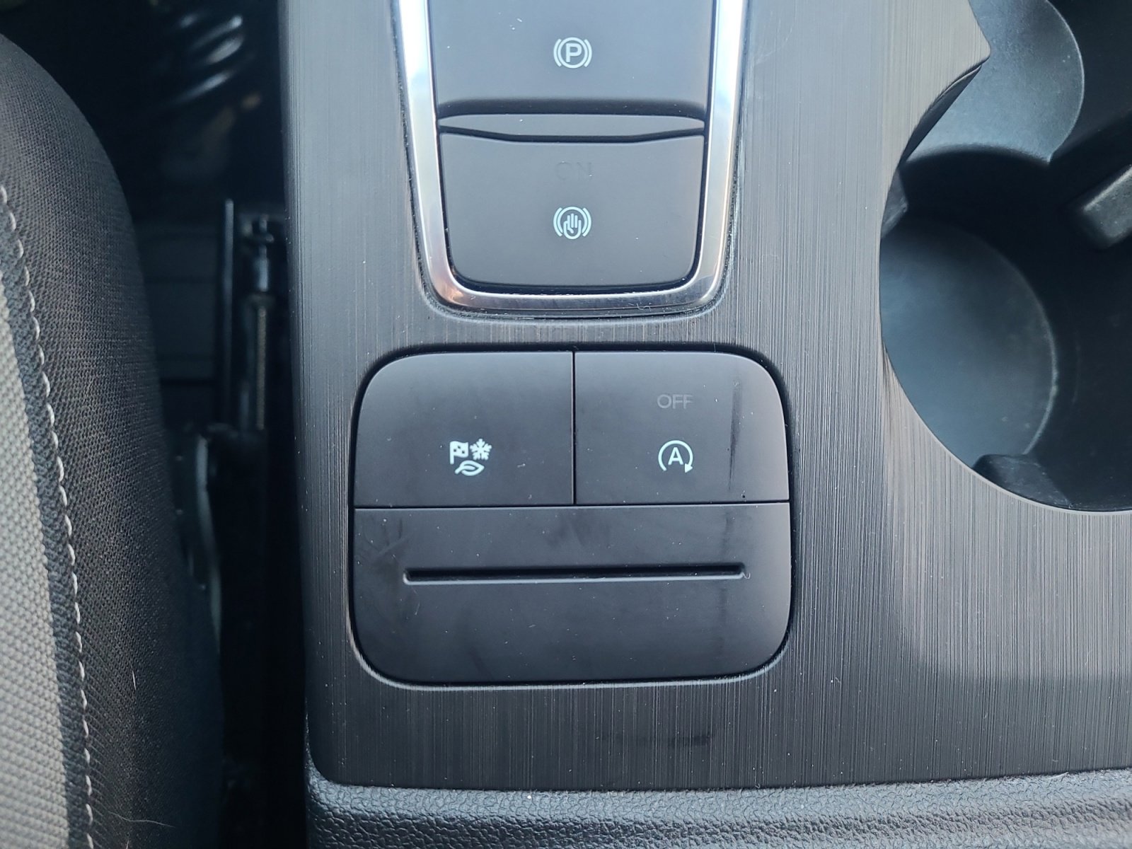 Used 2020 Ford Escape SE image 32