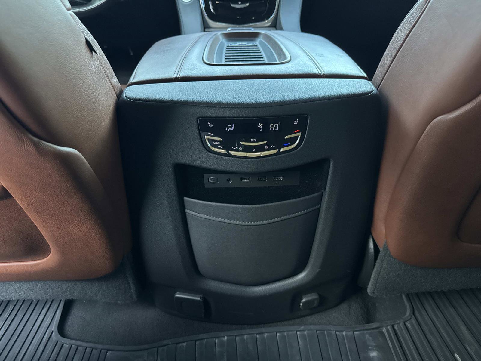 Used 2019 Cadillac Escalade Premium Luxury image 18