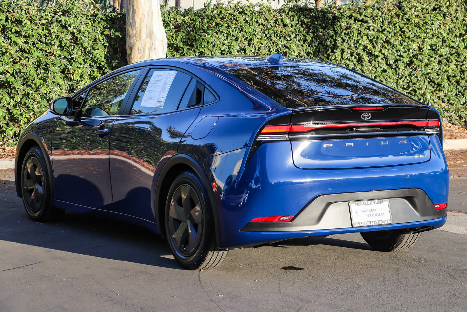 Used 2024 Toyota Prius LE FWD image 8