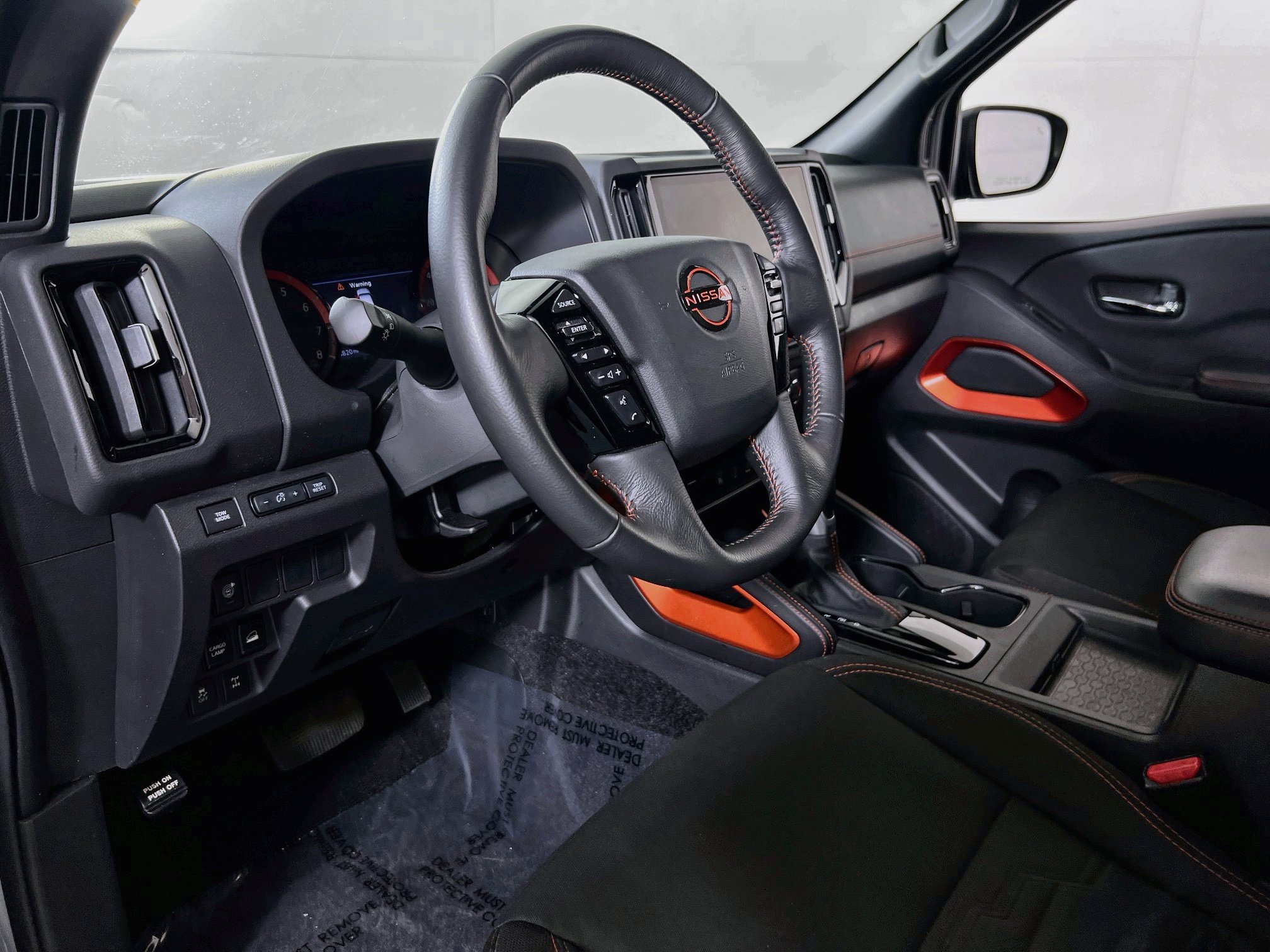 Used 2025 Nissan Frontier PRO-4X AWD/4WD image 9