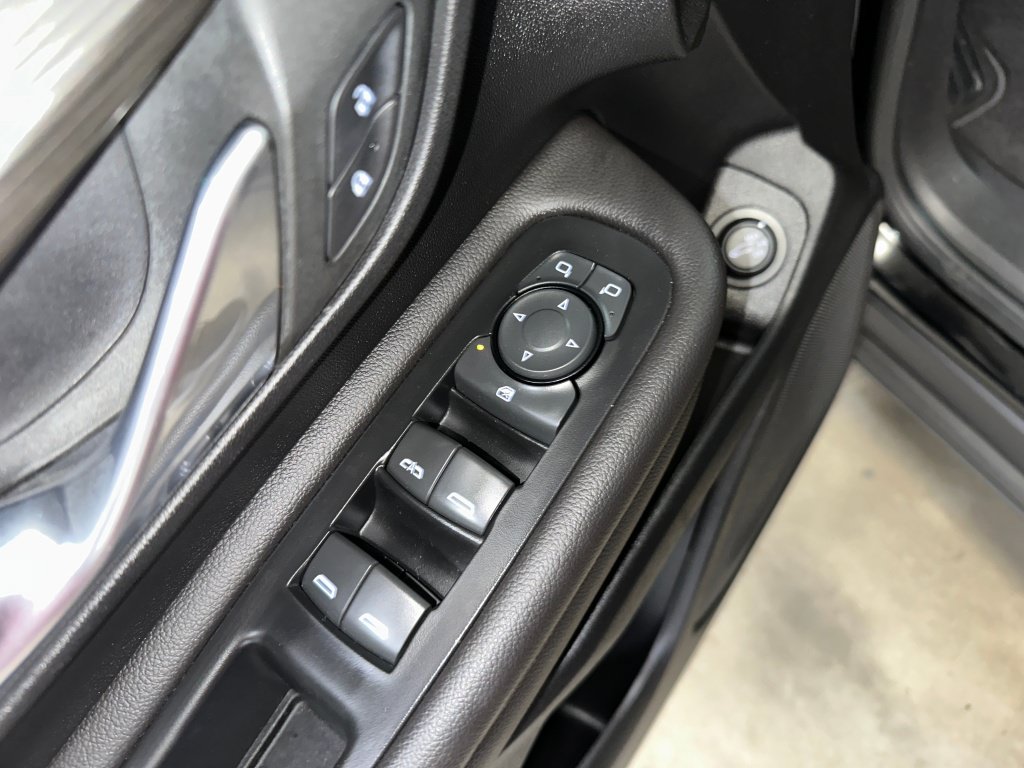 Used 2023 GMC Terrain SLE w/ Driver Convenience Package FWD image 8
