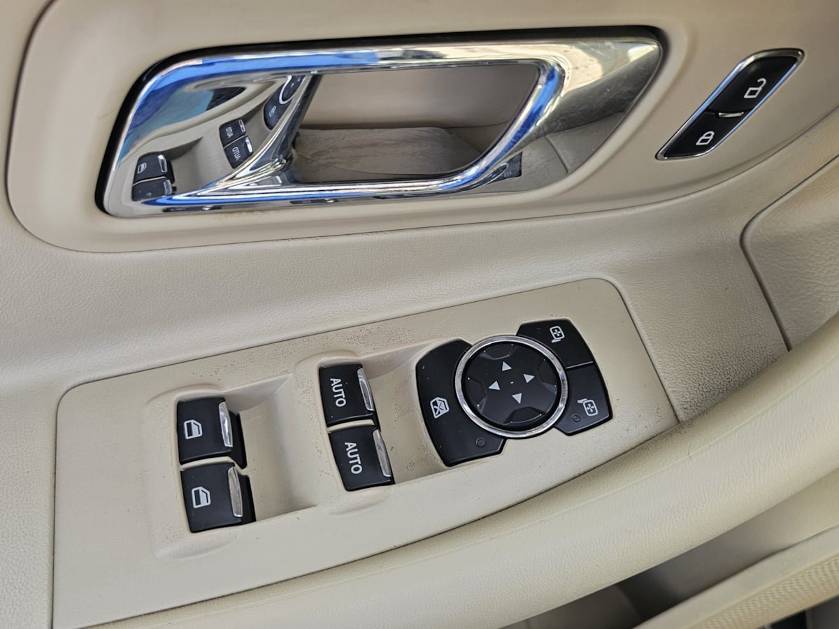 Used 2013 Ford Taurus Limited FWD image 12
