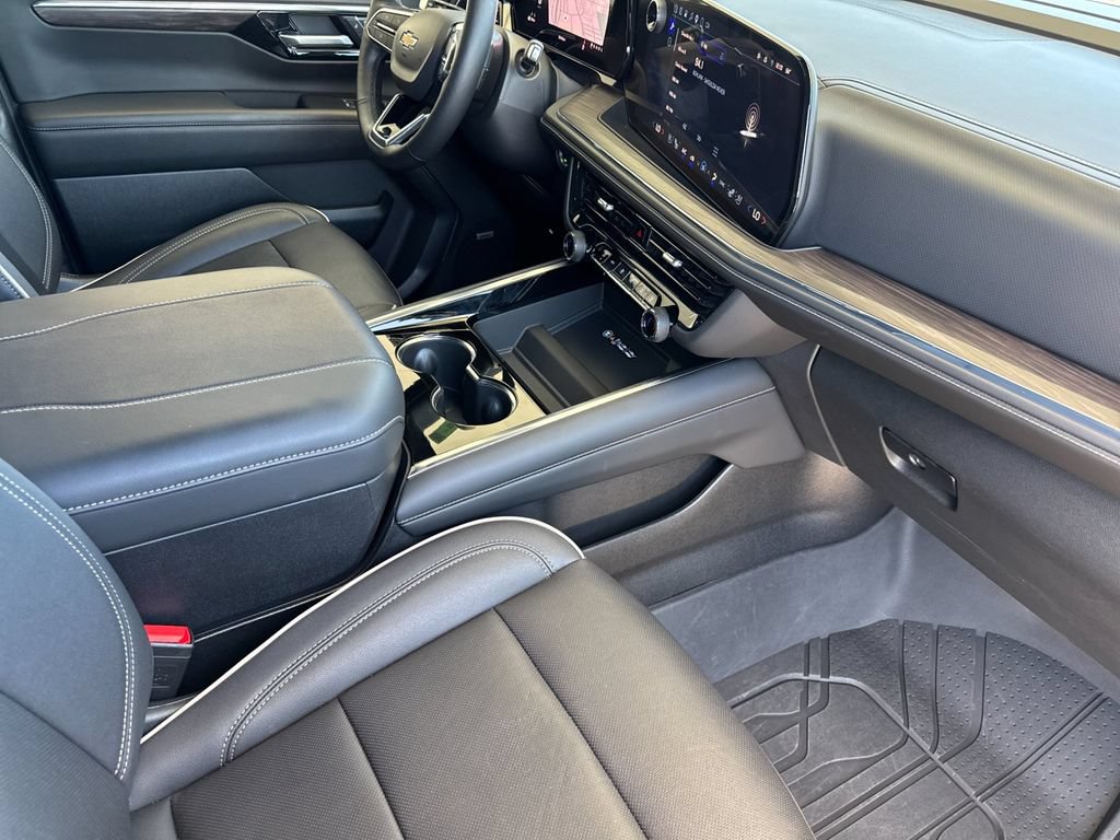 Used 2025 Chevrolet Suburban Premier RWD image 18