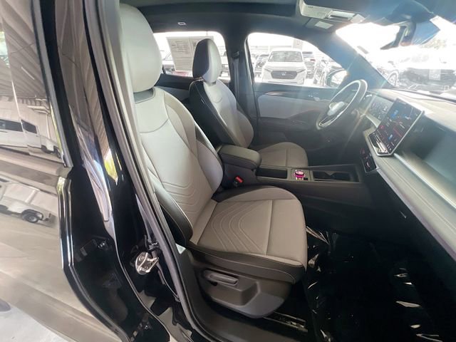 Used 2025 Volkswagen Tiguan SE R-Line image 30