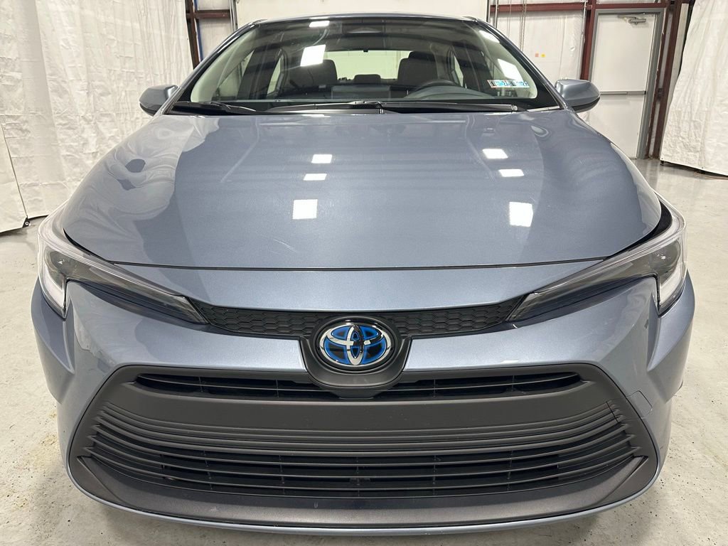 Used 2025 Toyota Corolla LE image 2