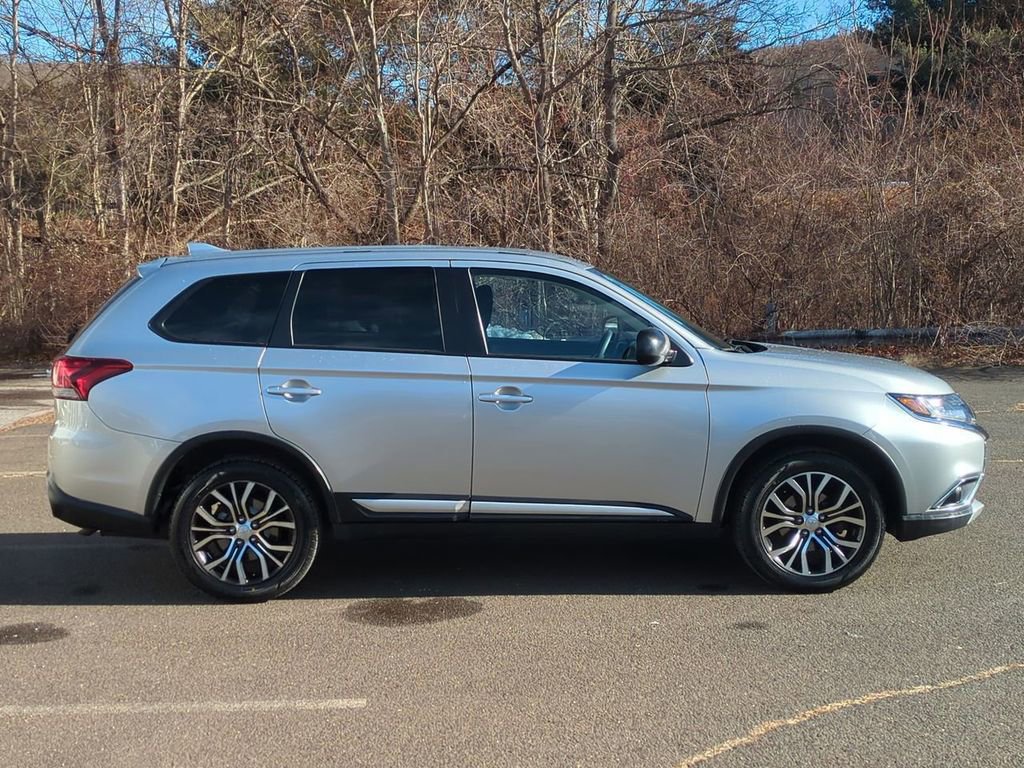 Used 2018 Mitsubishi Outlander ES image 3