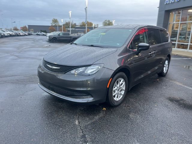 Used 2022 Chrysler Voyager LX image 2