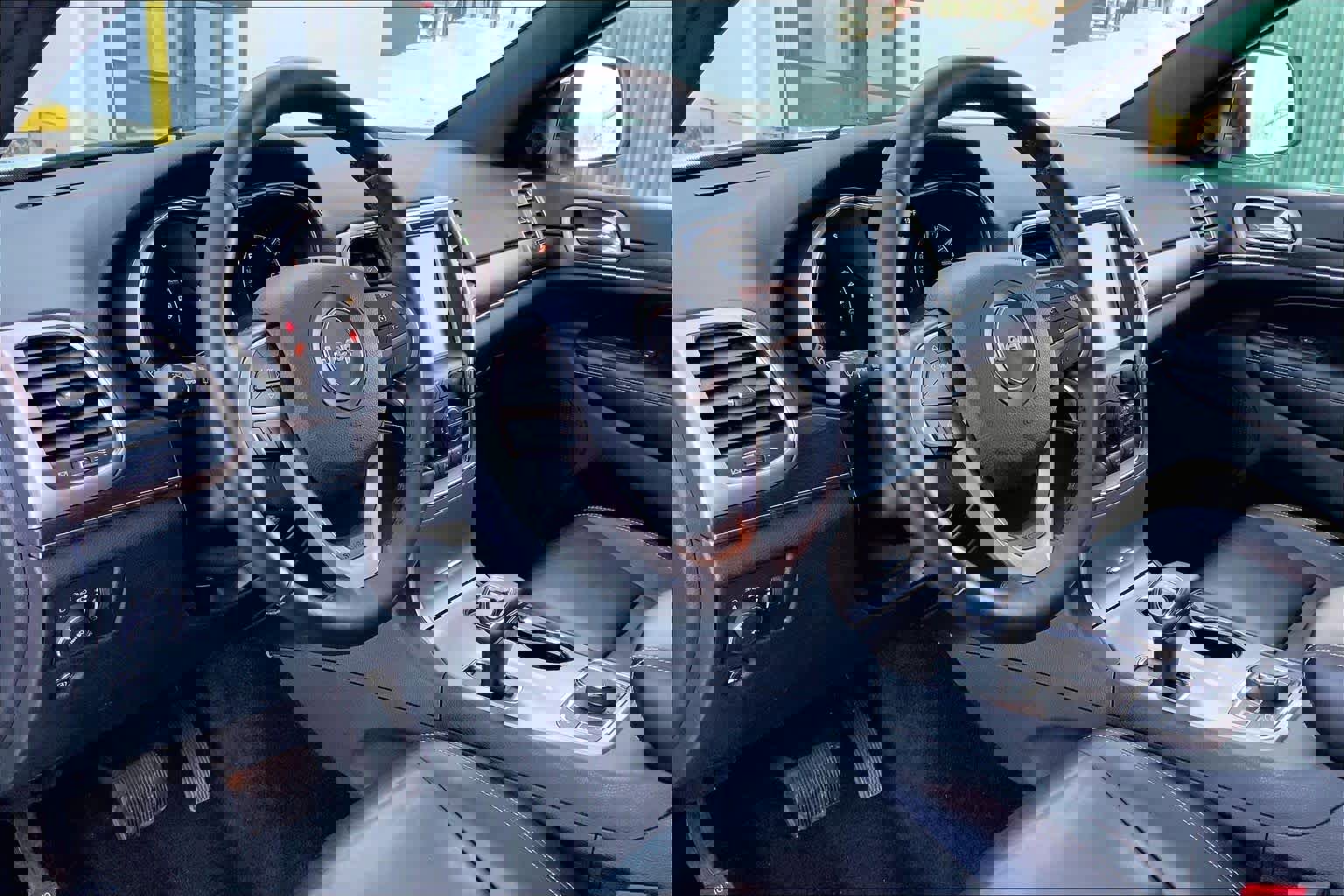 Used 2015 Jeep Grand Cherokee Limited image 18