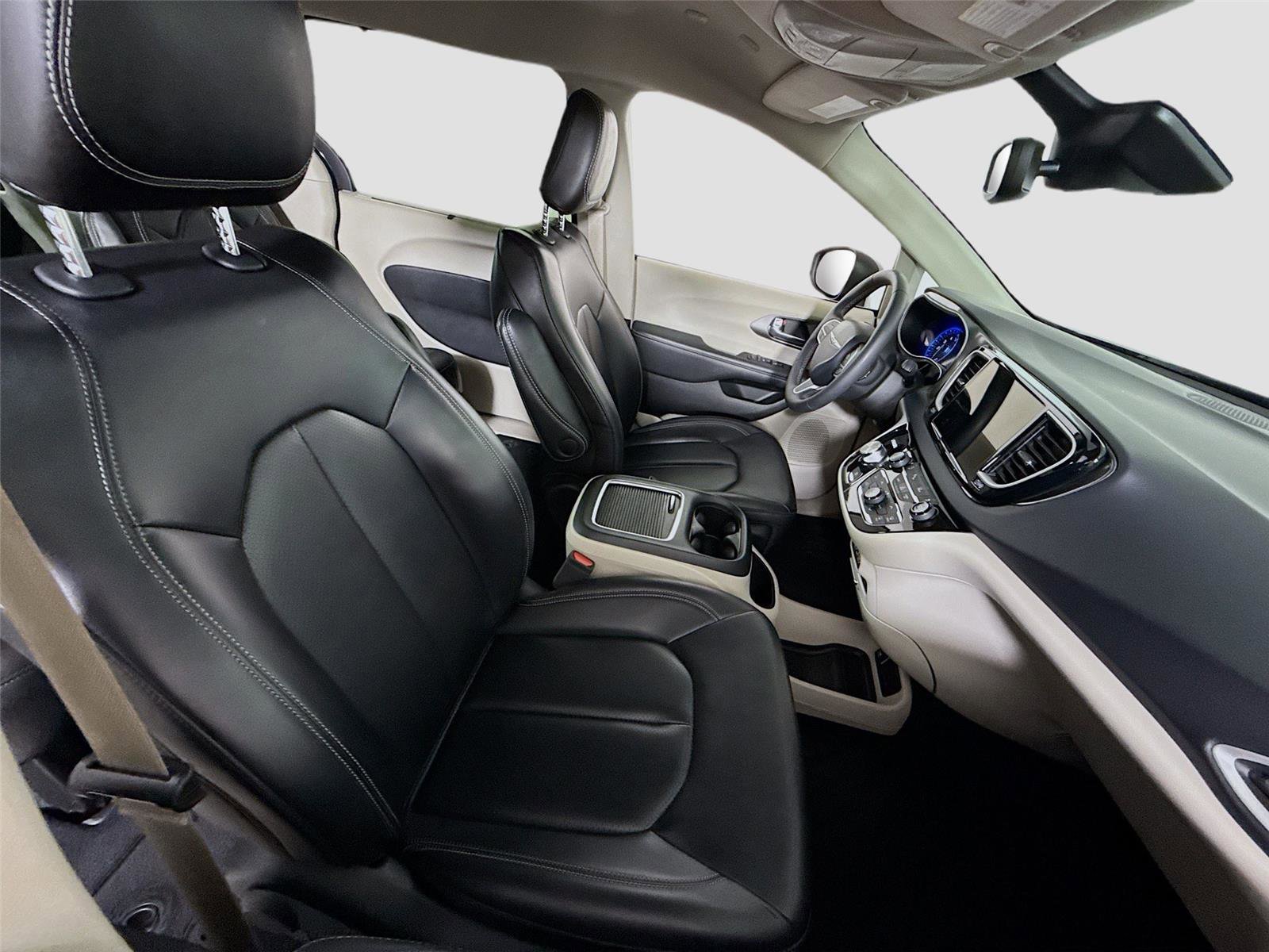 Used 2023 Chrysler Pacifica Touring-L image 21