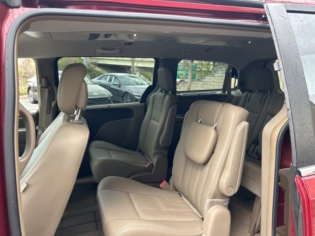 Used 2016 Chrysler Town & Country Touring-L image 7