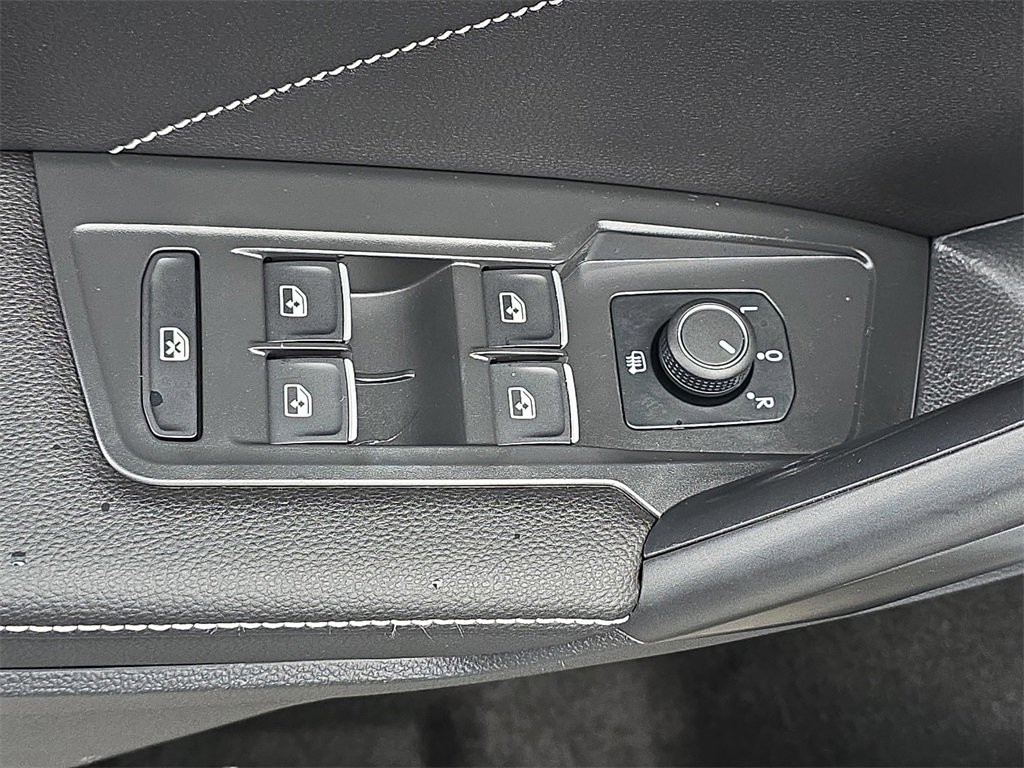 Used 2022 Volkswagen Tiguan SE R-Line image 31