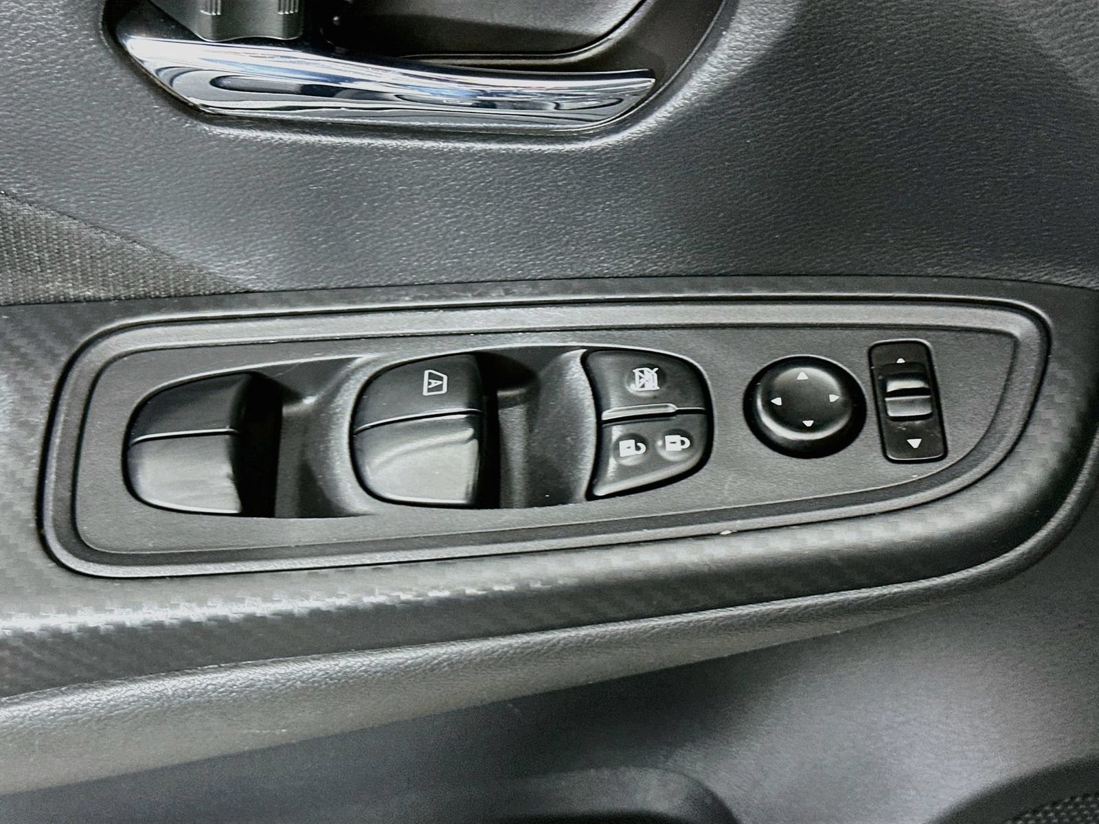Used 2021 Nissan Versa SV FWD image 17