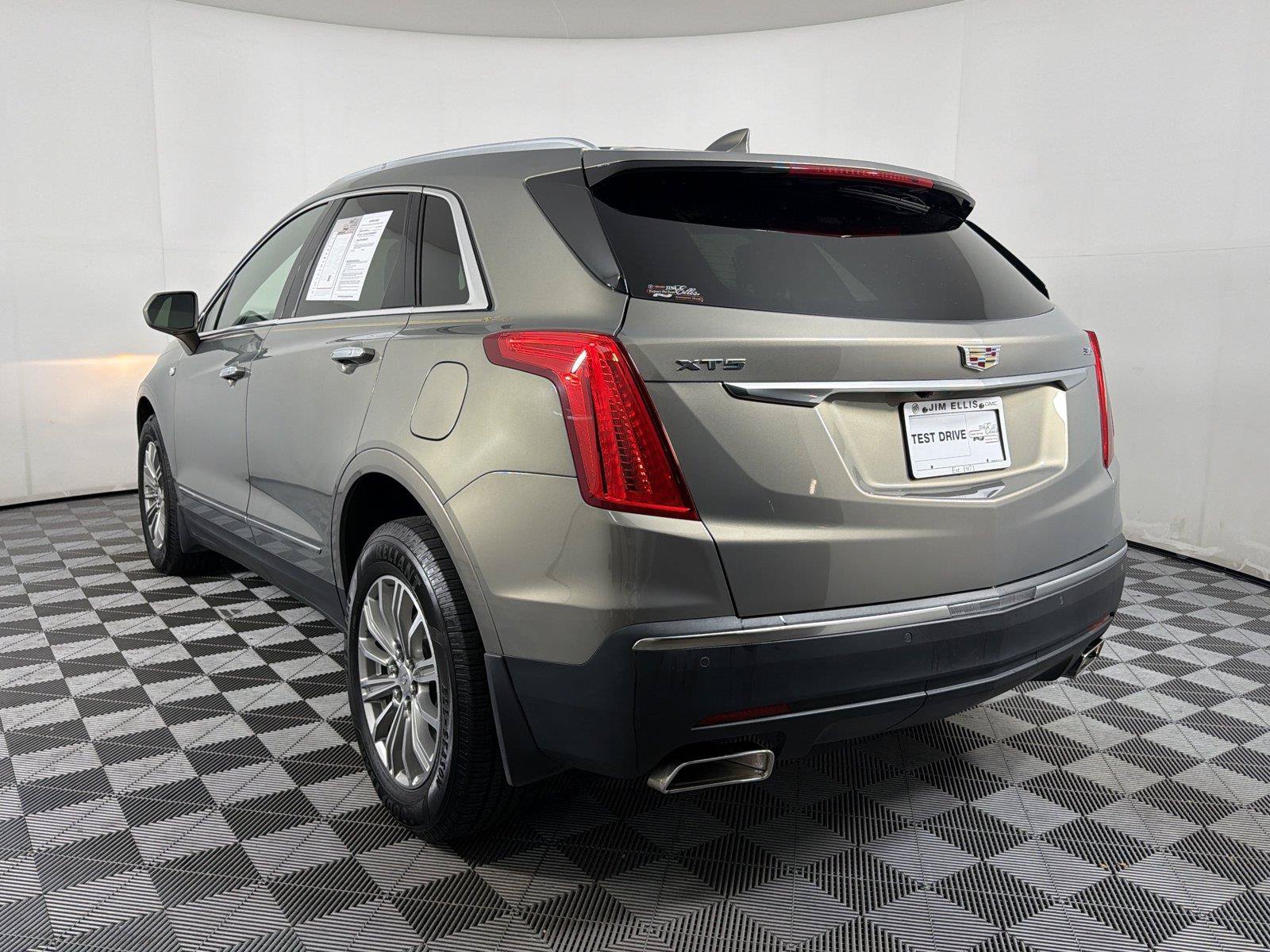 Used 2018 Cadillac XT5 Luxury w/ Driver Awareness Package FWD image 4