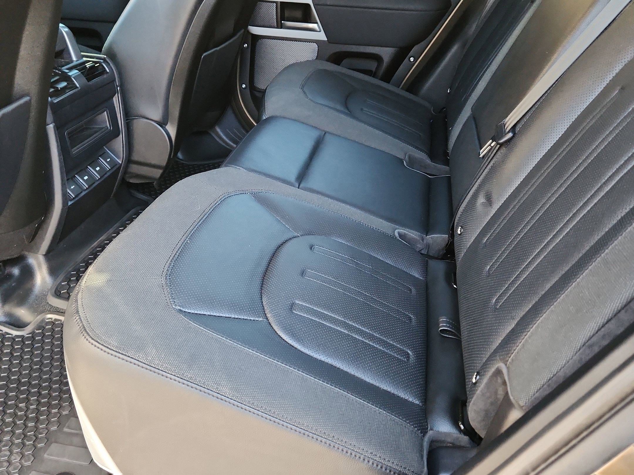 Used 2020 Land Rover Defender 110 SE image 20