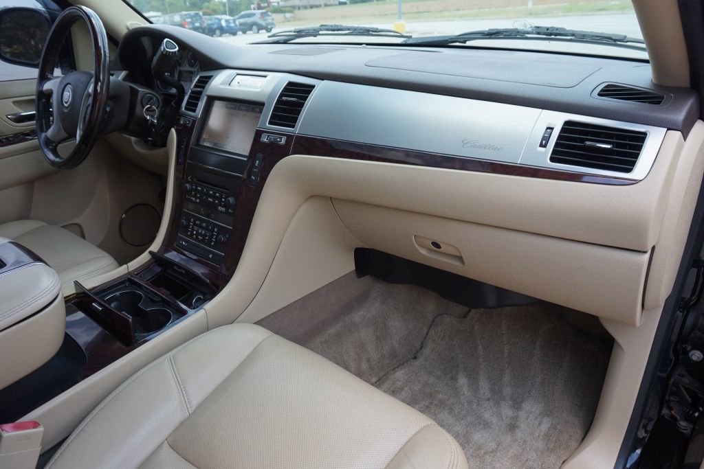 Used 2013 Cadillac Escalade Premium AWD/4WD image 32