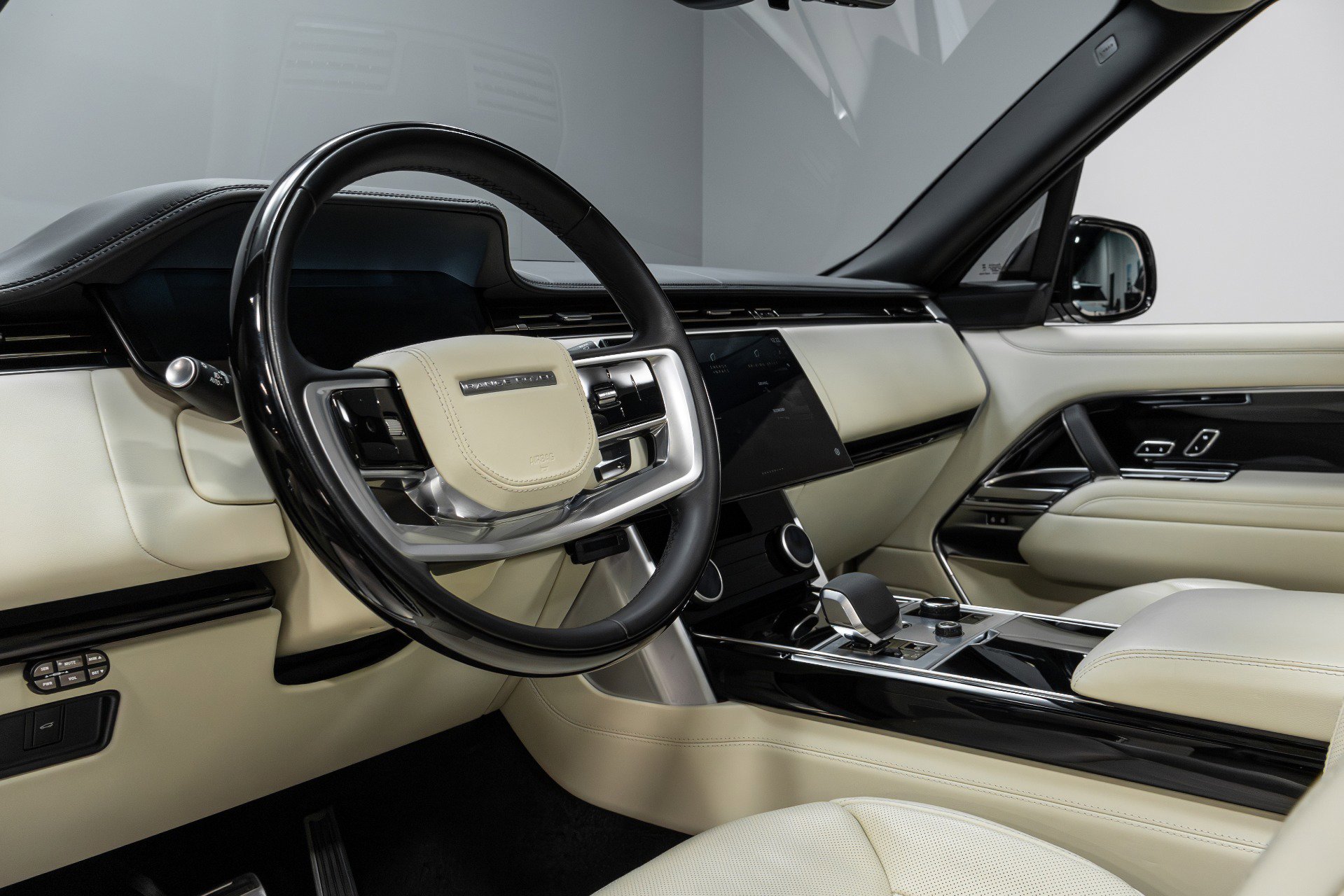 Used 2023 Land Rover Range Rover Long Wheelbase Autobiography image 7