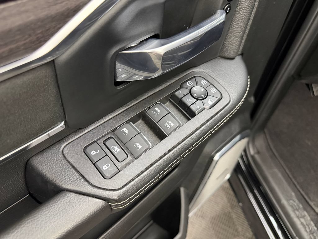 Used 2025 RAM 3500 Laramie AWD/4WD image 12