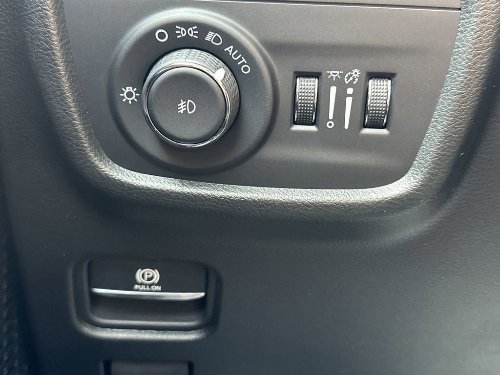 Used 2024 Jeep Grand Cherokee L Limited w/ Luxury Tech Group II image 18