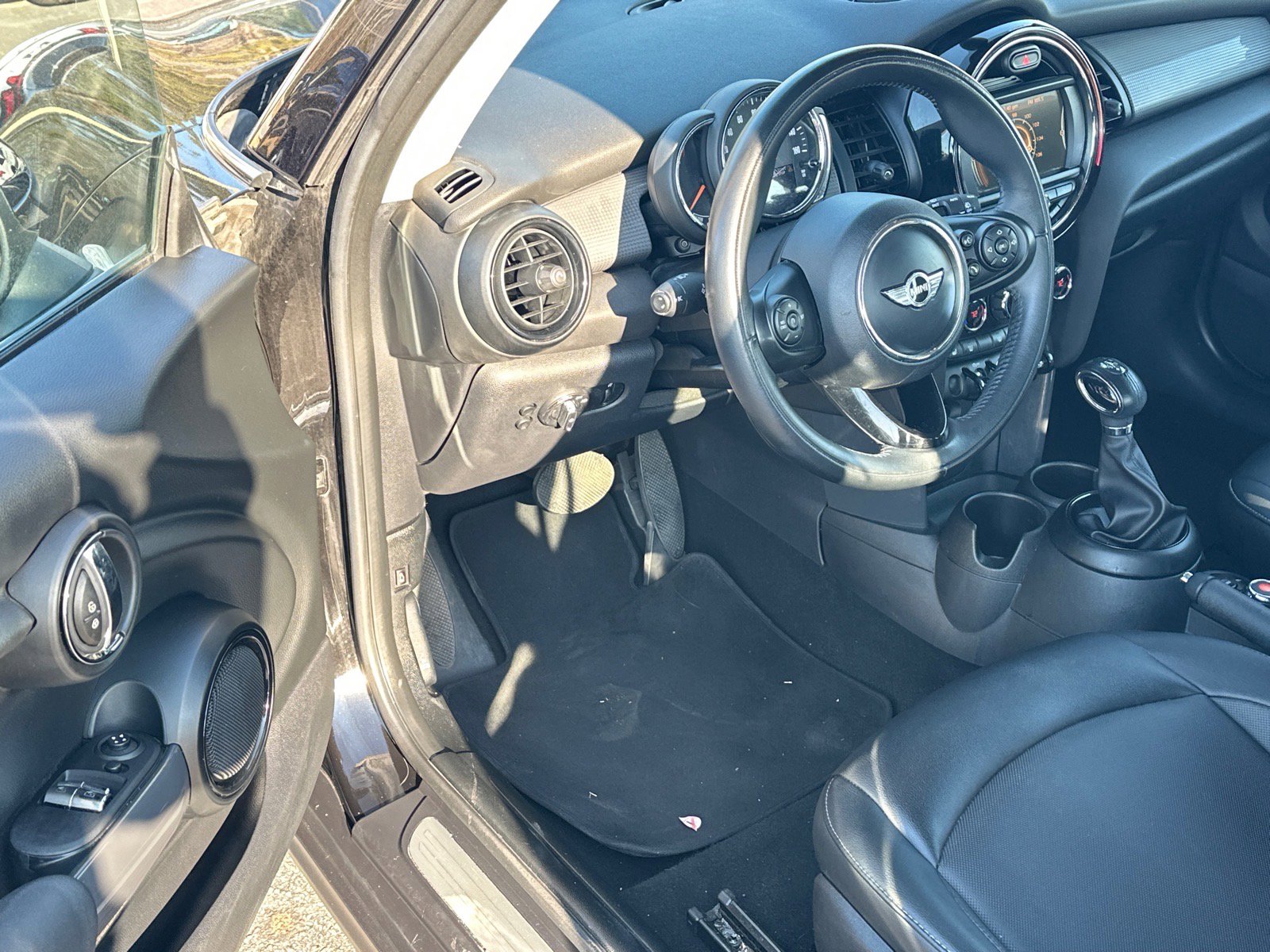 Used 2018 MINI Cooper 2-Door Hardtop image 6