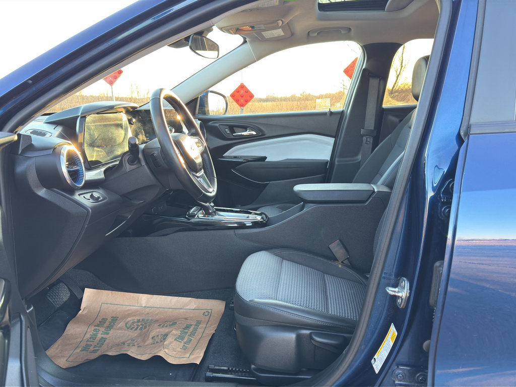 Used 2024 Chevrolet Trax LT w/ Sunroof Package image 13