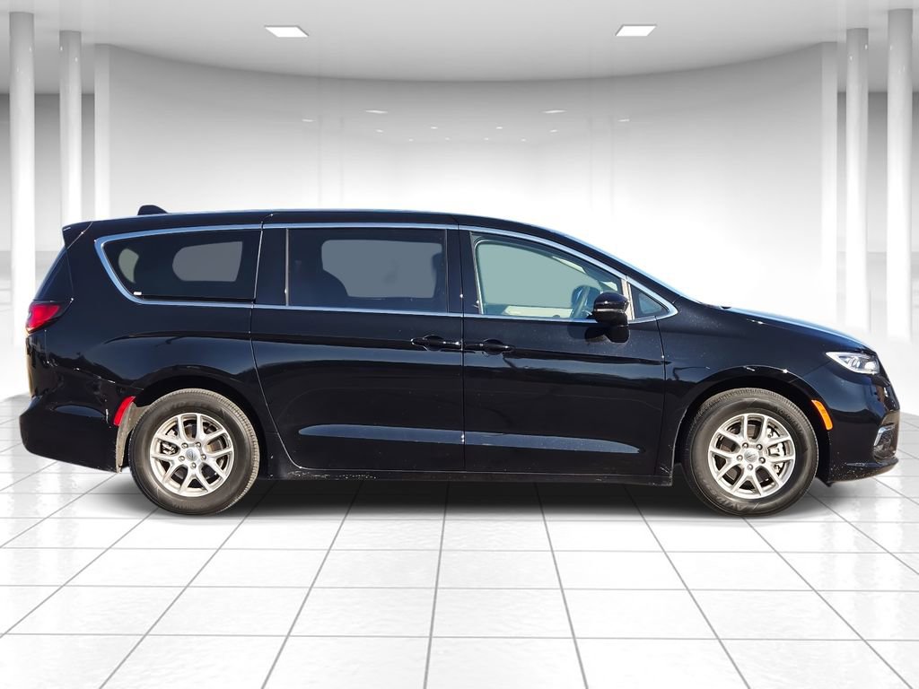 Used 2024 Chrysler Pacifica Touring-L image 2