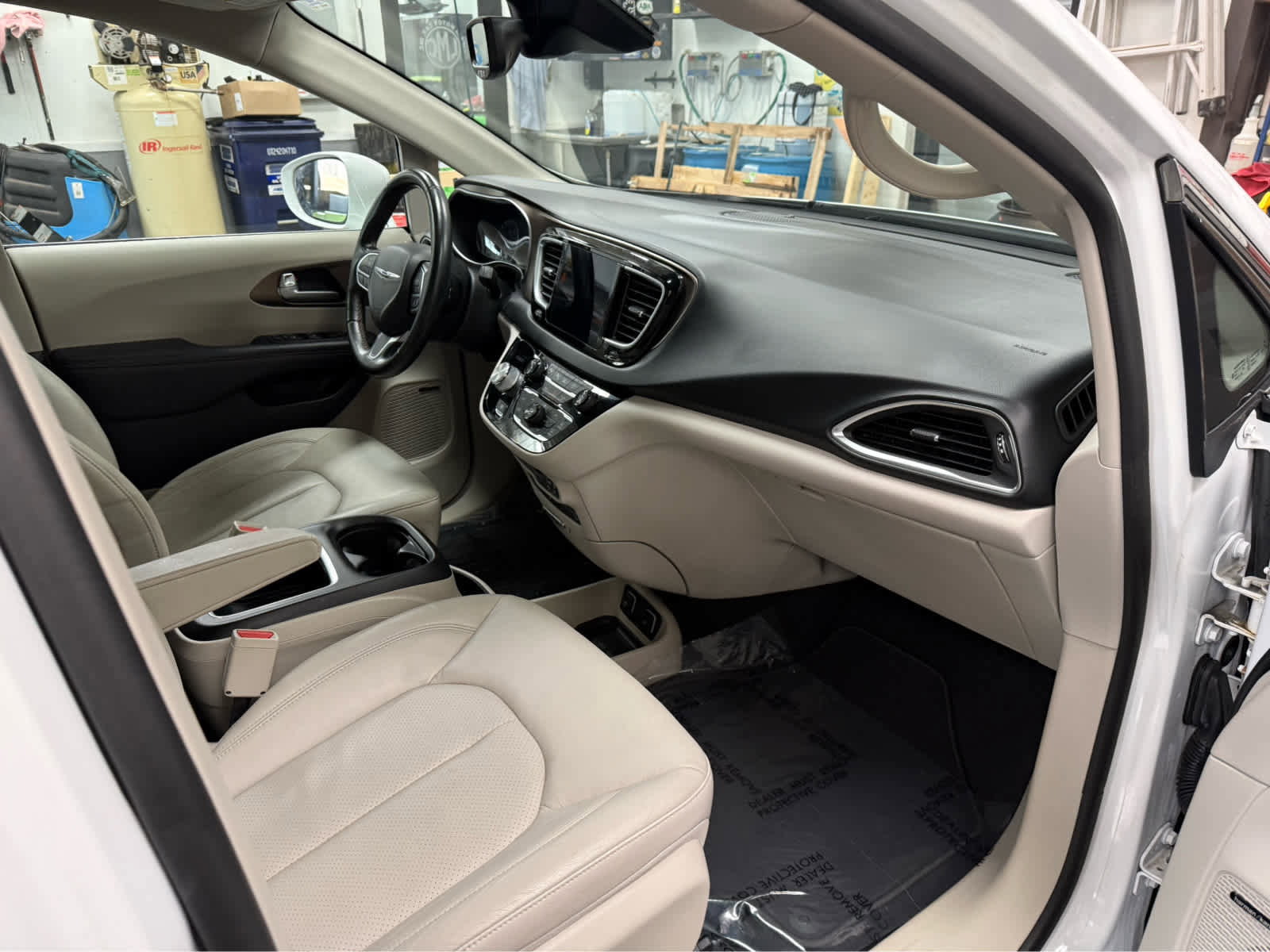 Used 2019 Chrysler Pacifica Touring-L Plus w/ Advanced Safetytec Group image 29