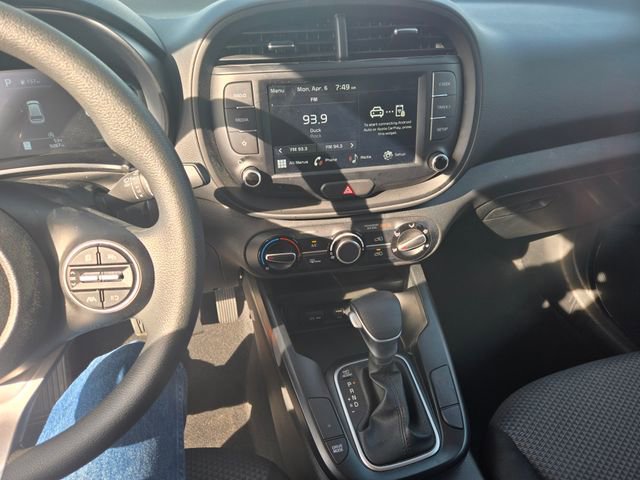 Used 2025 Kia Soul LX image 2