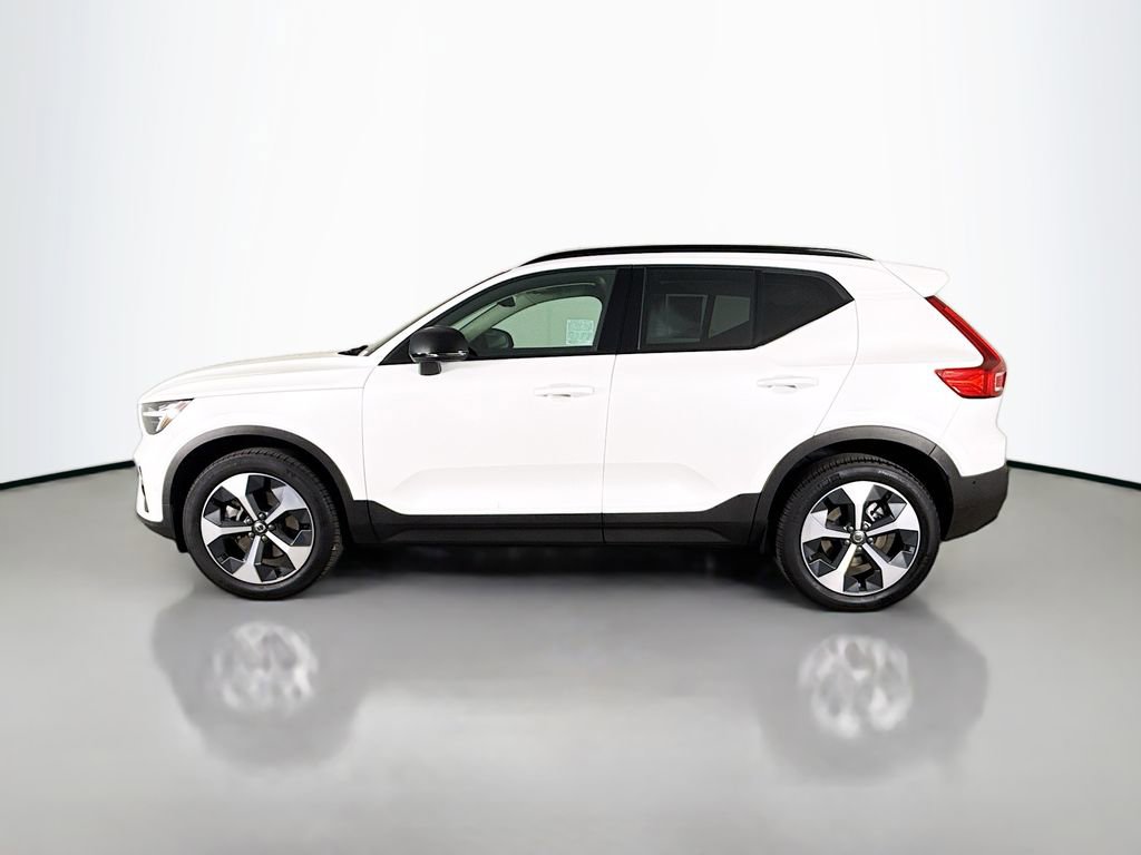 Used 2025 Volvo XC40 B5 Plus image 4