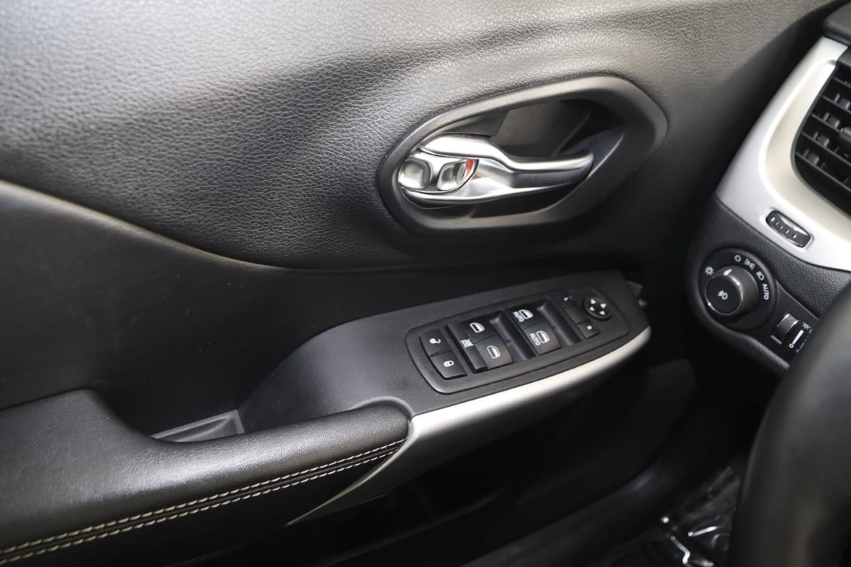 Used 2018 Jeep Cherokee Latitude Plus w/ Cold Weather Group FWD image 27