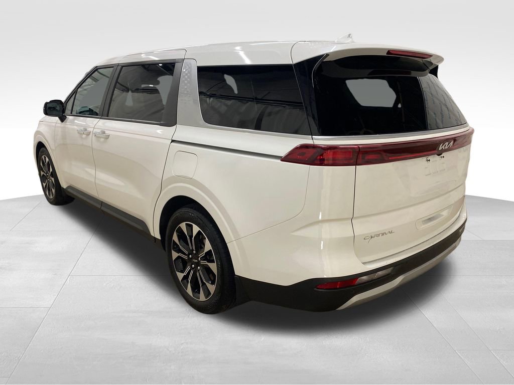 Used 2023 Kia Carnival EX FWD image 2
