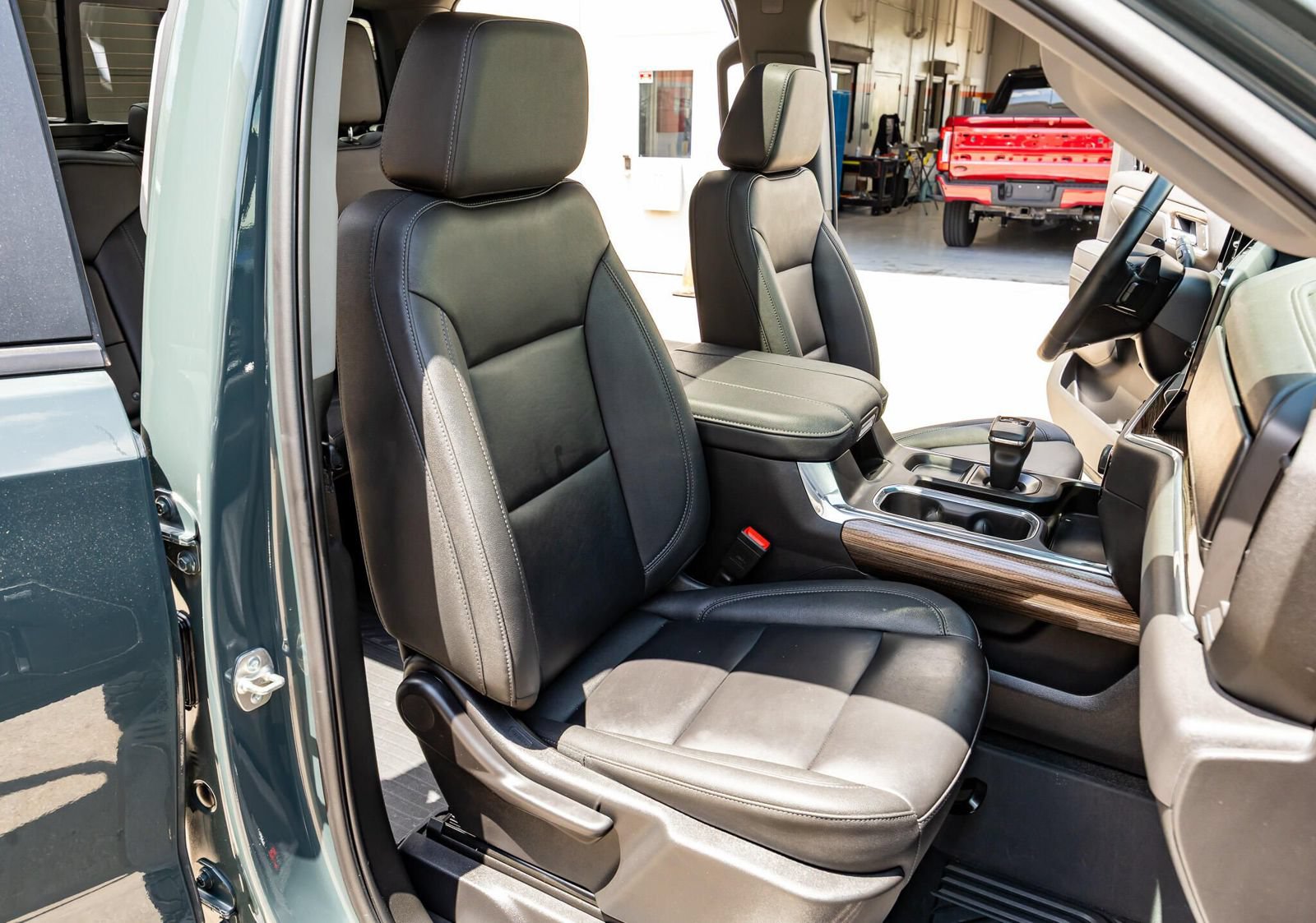 Used 2025 Chevrolet Silverado 1500 LT Trail Boss w/ Convenience Package II AWD/4WD image 32