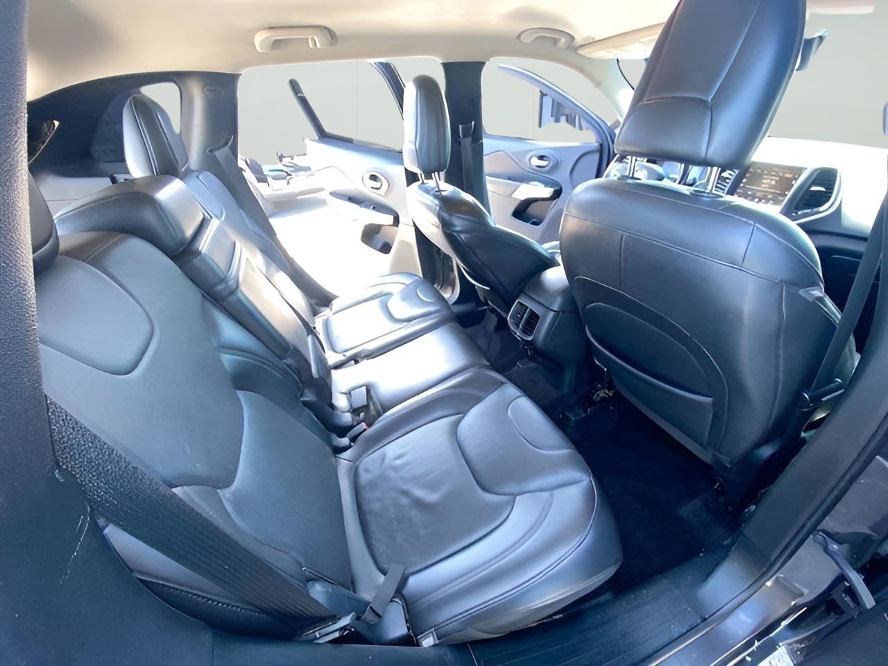 Used 2018 Jeep Cherokee Overland AWD/4WD image 28