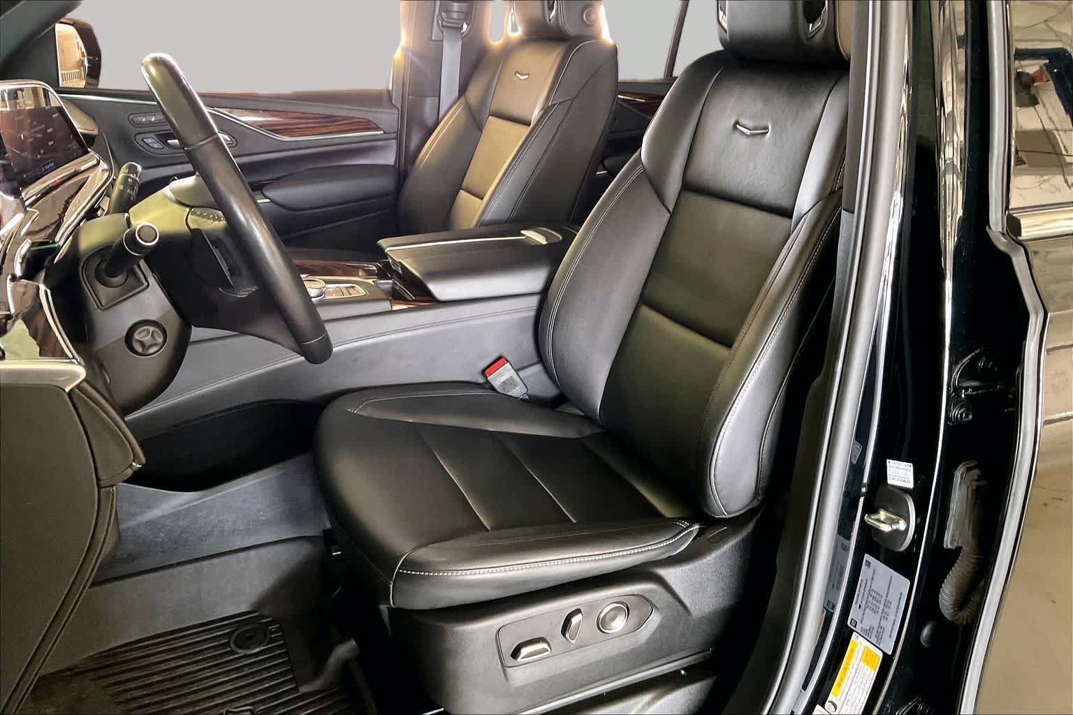 Used 2023 Cadillac Escalade Luxury RWD image 7