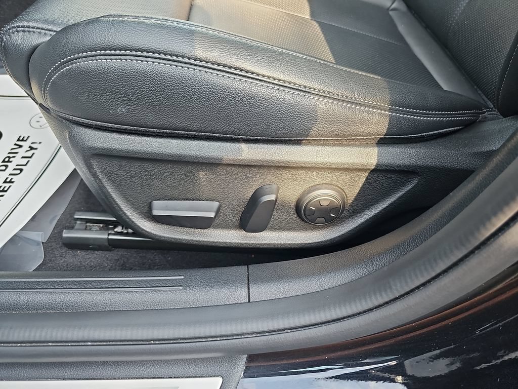 Used 2025 Genesis G70 2.5T AWD/4WD image 28