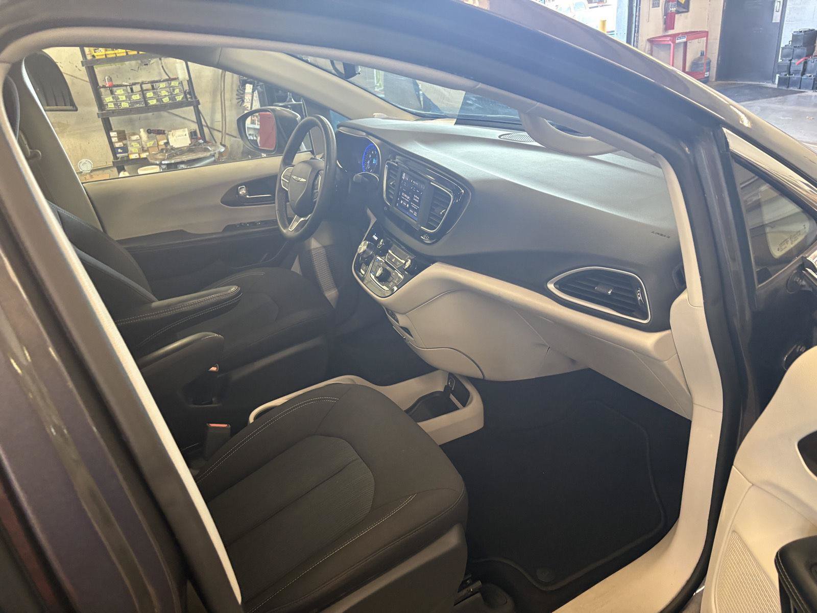 Used 2023 Chrysler Voyager LX FWD image 14