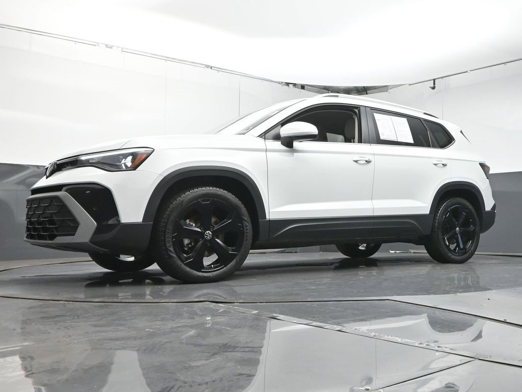 Used 2025 Volkswagen Taos SE image 12