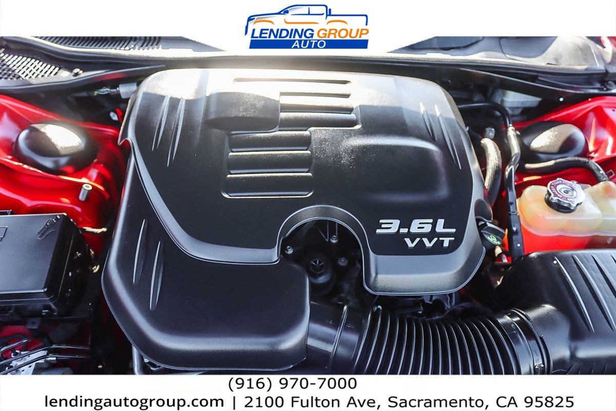 Used 2015 Dodge Challenger SXT image 25