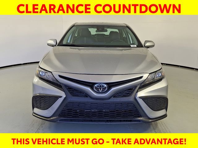 Used 2024 Toyota Camry SE image 3