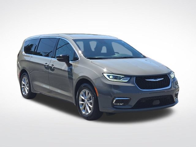 Used 2025 Chrysler Pacifica Select