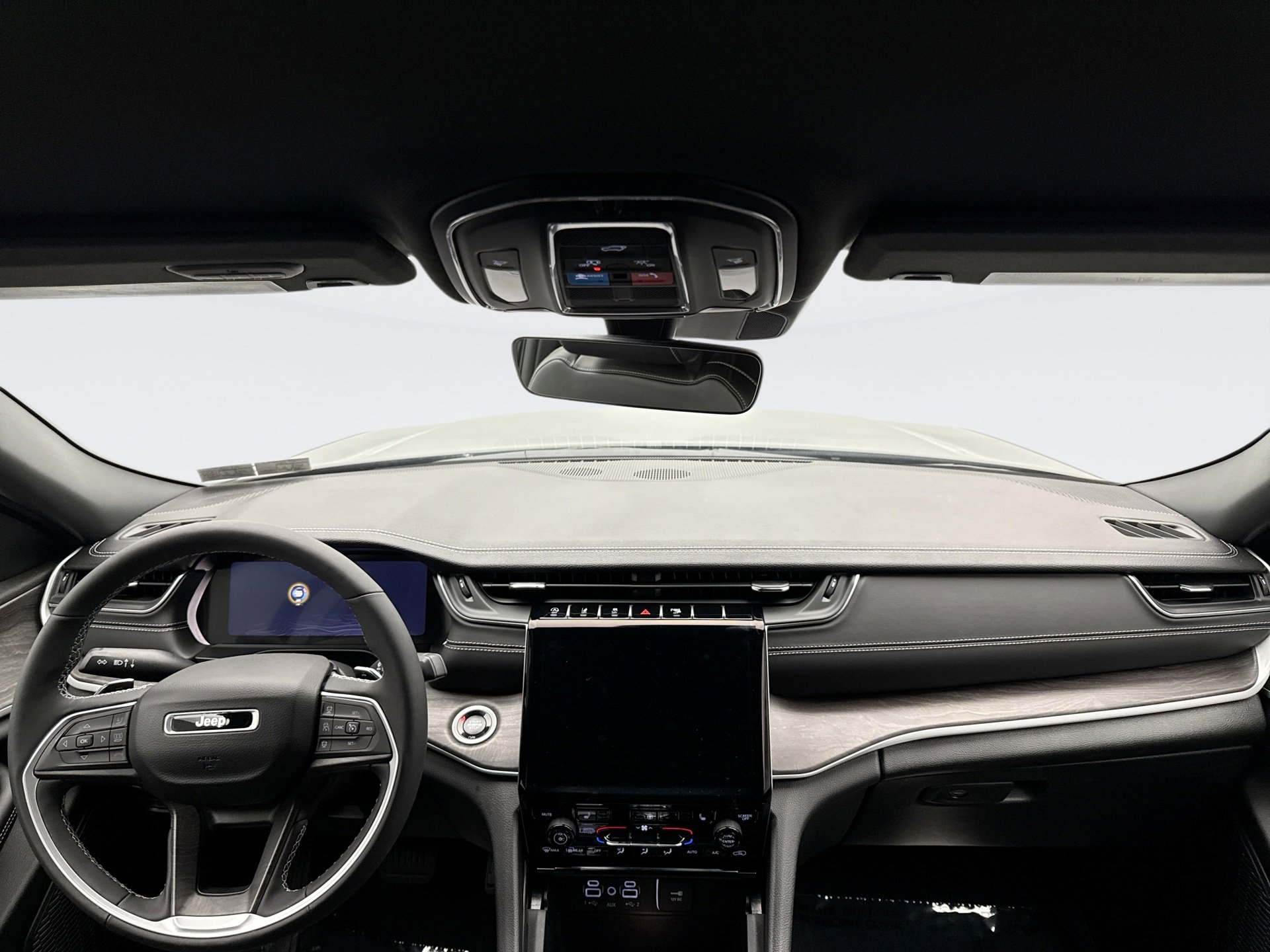 Used 2025 Jeep Grand Cherokee Limited w/ Black Appearance Package image 14