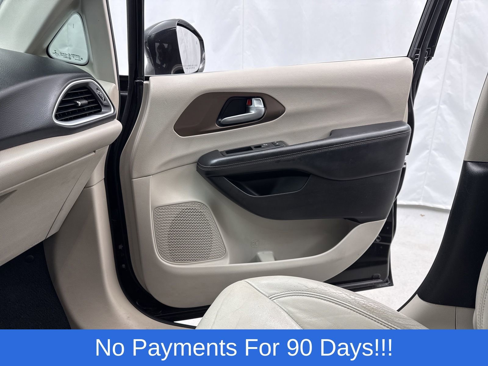 Used 2017 Chrysler Pacifica Touring-L Plus w/ Tire & Wheel Group image 24