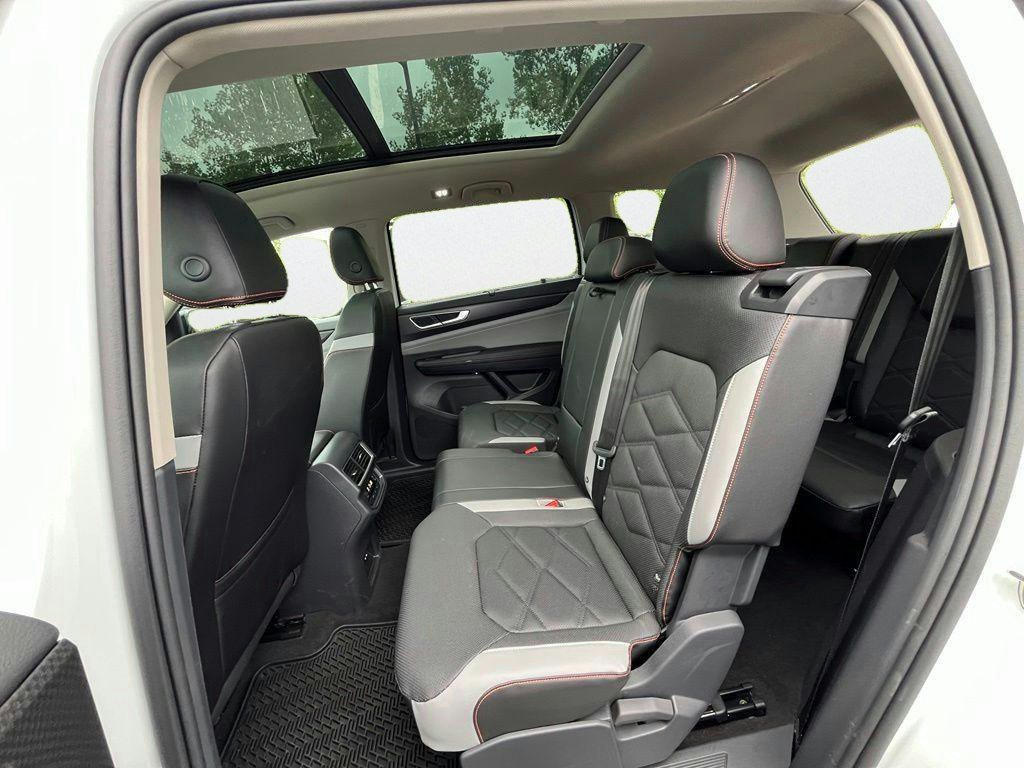 Certified 2024 Volkswagen Atlas Peak Edition SE AWD/4WD image 24