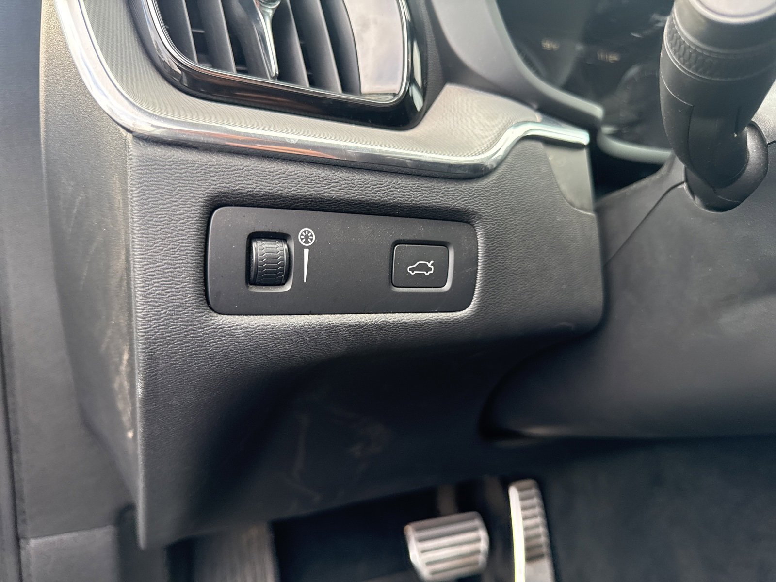 Used 2018 Volvo XC60 T6 R-Design w/ Convenience Package image 8