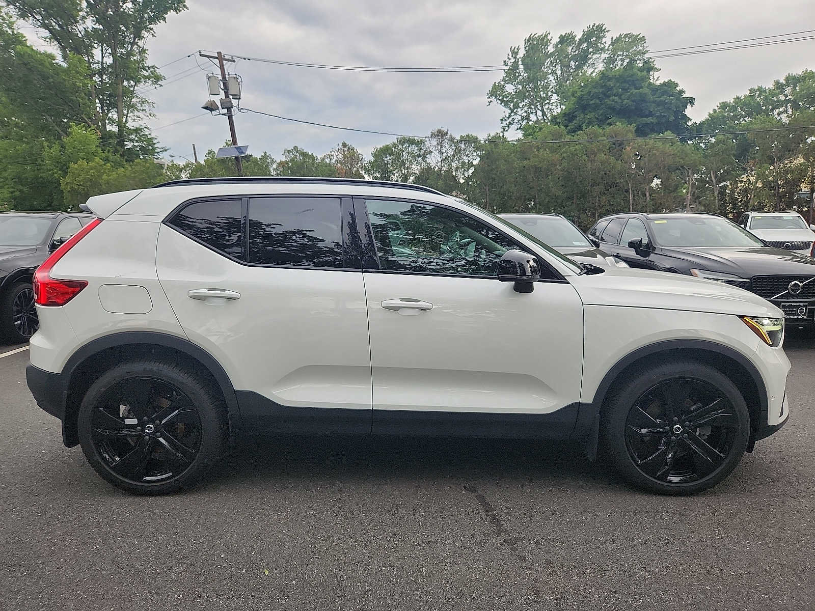 Used 2023 Volvo XC40 B5 Plus w/ Driver Assist Package AWD/4WD image 7