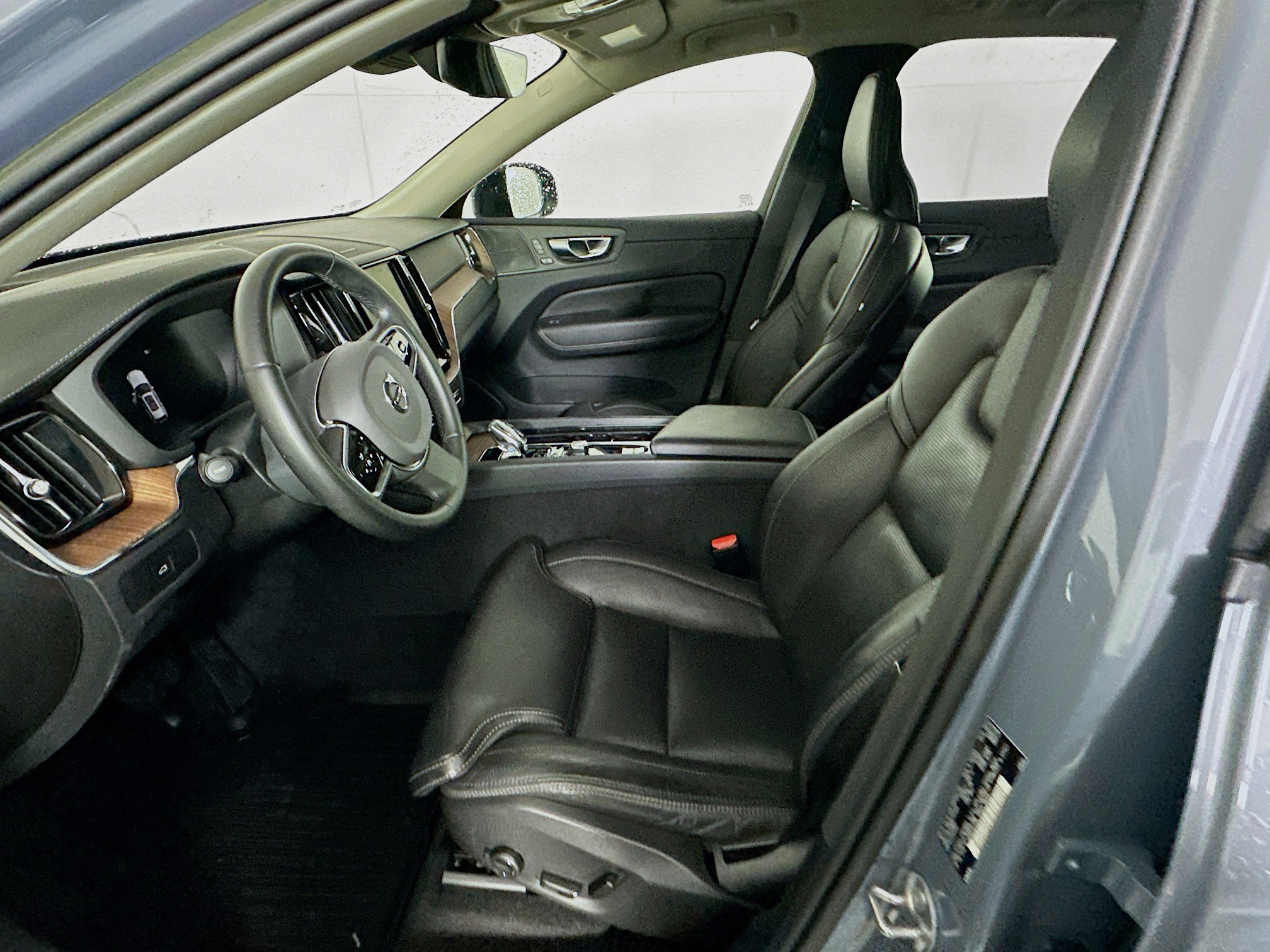 Used 2023 Volvo XC60 B5 Ultimate w/ Protection Package Premier image 13