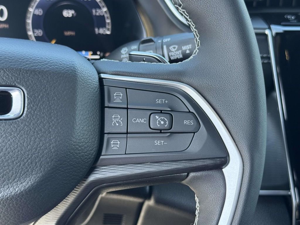 Used 2025 Jeep Grand Cherokee Altitude AWD/4WD image 25
