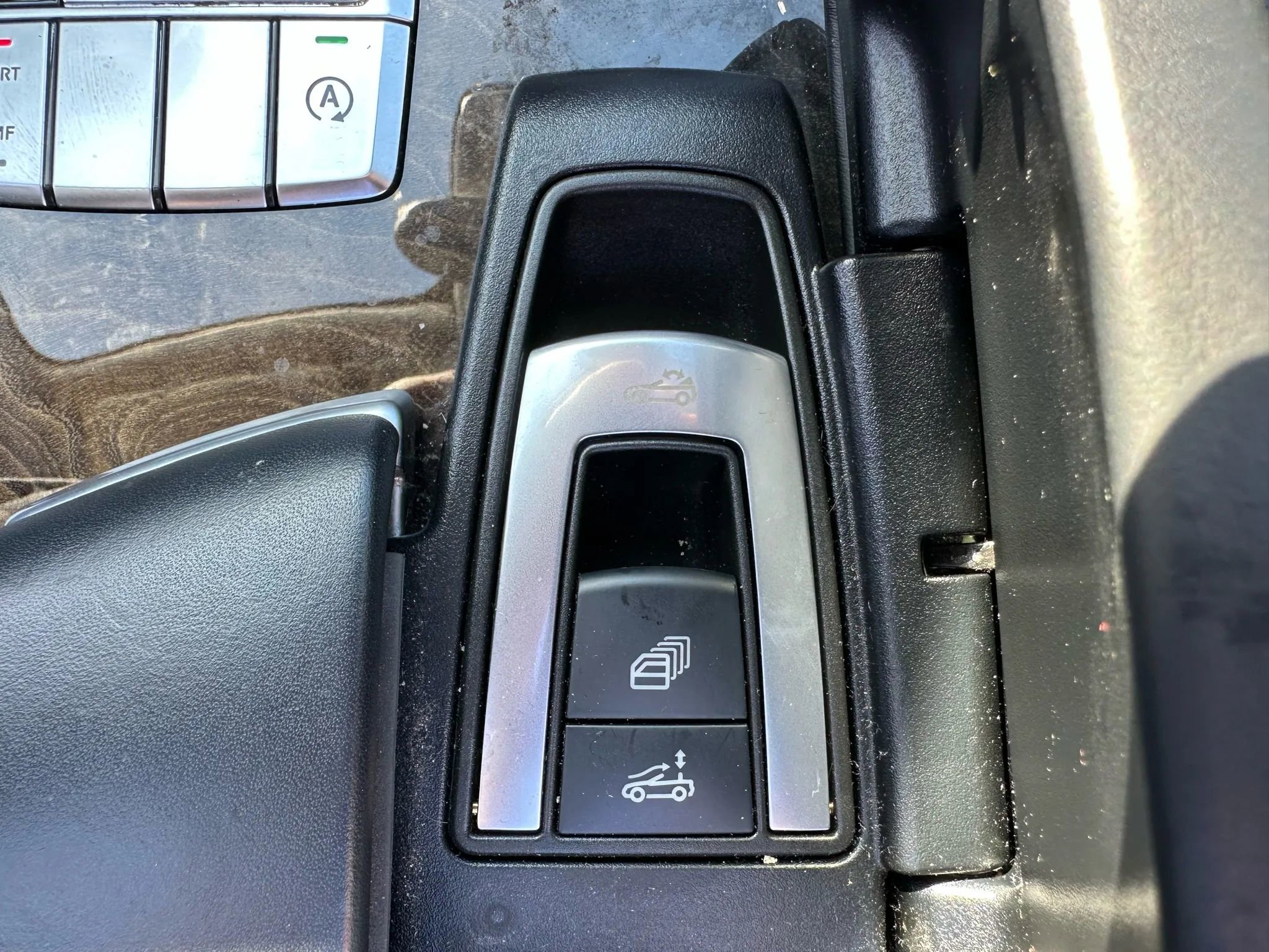 Used 2015 Mercedes-Benz SL 550 w/ Driver Assistance Package image 30