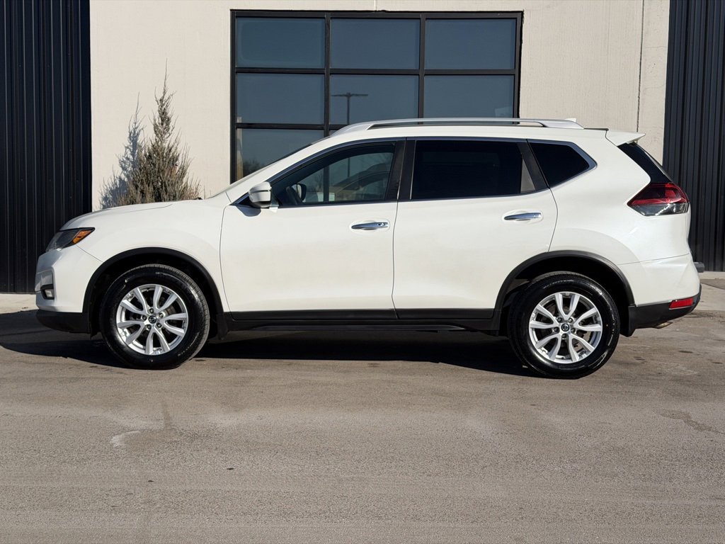 Used 2020 Nissan Rogue SV image 2