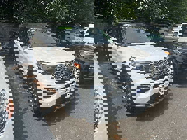 Used 2022 Ford Explorer Limited w/ Equipment Group 301A image 3
