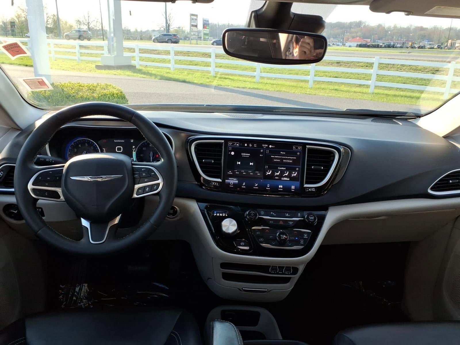 Used 2023 Chrysler Pacifica Touring-L image 14
